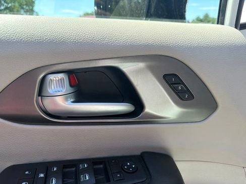 Used 2024 Chrysler Pacifica Touring-L FWD image 21
