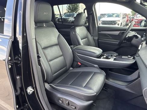 Used 2025 Buick Enclave Sport Touring FWD image 32
