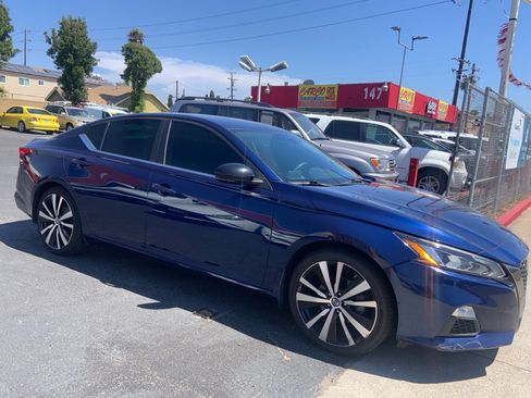 Used 2021 Nissan Altima 2.5 SR w/ SR Premium Package FWD image 2