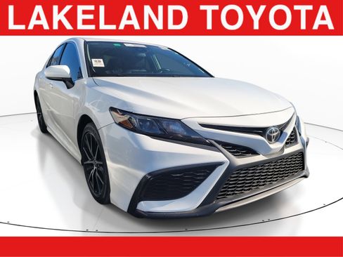 Used 2021 Toyota Camry SE image 1