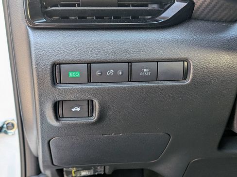 Used 2024 Nissan Sentra SV FWD image 18