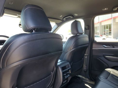Used 2024 Jeep Grand Cherokee Limited AWD/4WD image 11