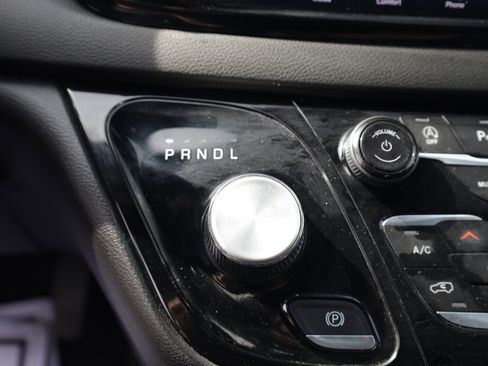 Used 2025 Chrysler Pacifica Select image 9