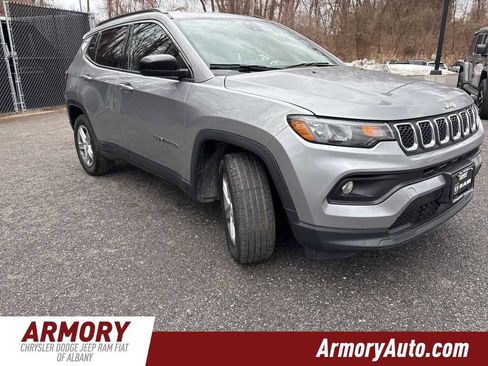 Used 2024 Jeep Compass Latitude image 3