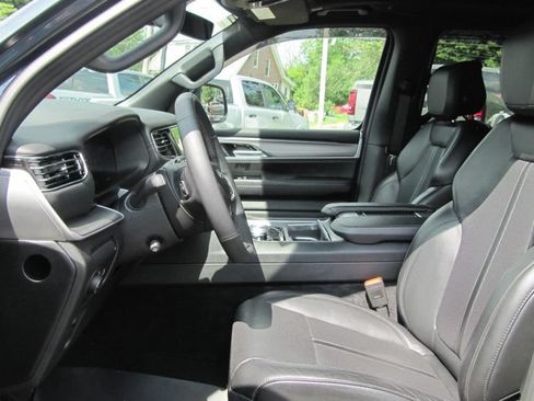 Certified 2025 Jeep Wagoneer 4WD w/ Premium Group I image 7