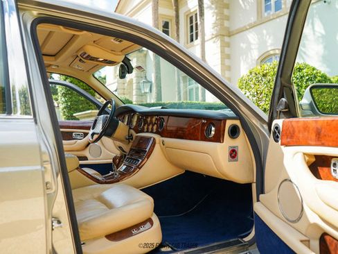 Used 2003 Bentley Arnage R image 48