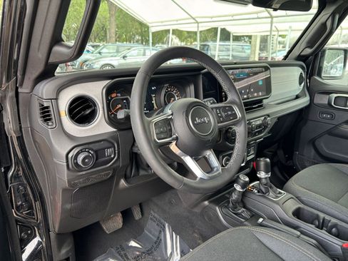 Used 2025 Jeep Wrangler Unlimited Sahara AWD/4WD image 33