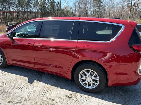 New 2026 Chrysler Pacifica Select FWD image 10