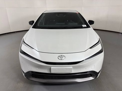 Used 2024 Toyota Prius XLE FWD image 3