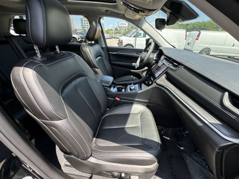 Used 2023 Jeep Grand Cherokee Limited AWD/4WD image 27