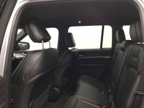 Used 2025 Jeep Grand Cherokee Limited AWD/4WD image 12