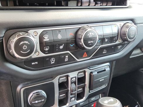 Used 2024 Jeep Wrangler Unlimited Sahara AWD/4WD image 10