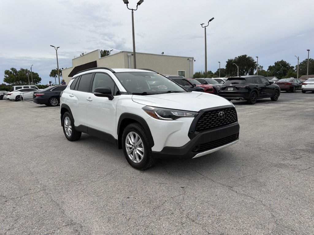 Used 2025 Toyota Corolla Cross LE FWD image 2