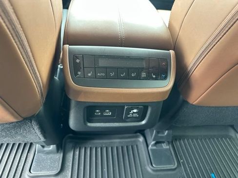 Used 2024 Nissan Pathfinder Platinum FWD image 19
