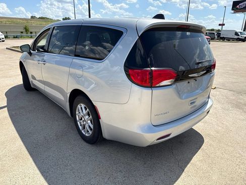 Used 2022 Chrysler Voyager LX FWD image 8