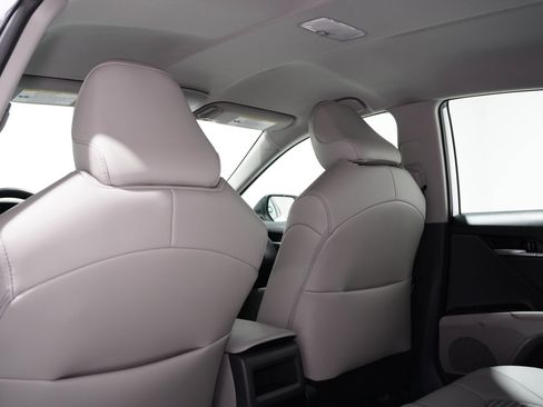 Used 2024 Toyota Camry SE image 16