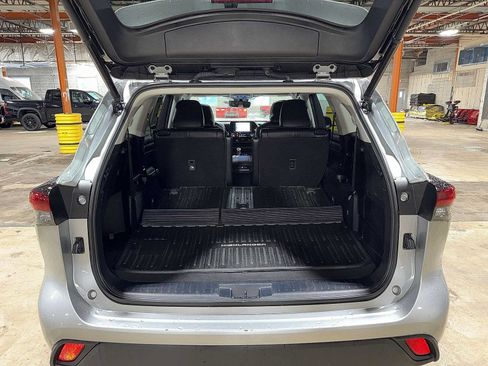 Used 2022 Toyota Highlander XLE AWD/4WD image 11