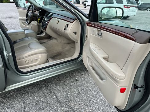 Used 2006 Cadillac DTS w/ Trunk Convenience Package FWD image 29