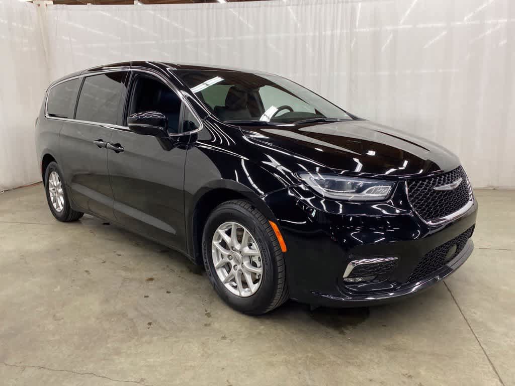 Used 2025 Chrysler Pacifica Select FWD image 8