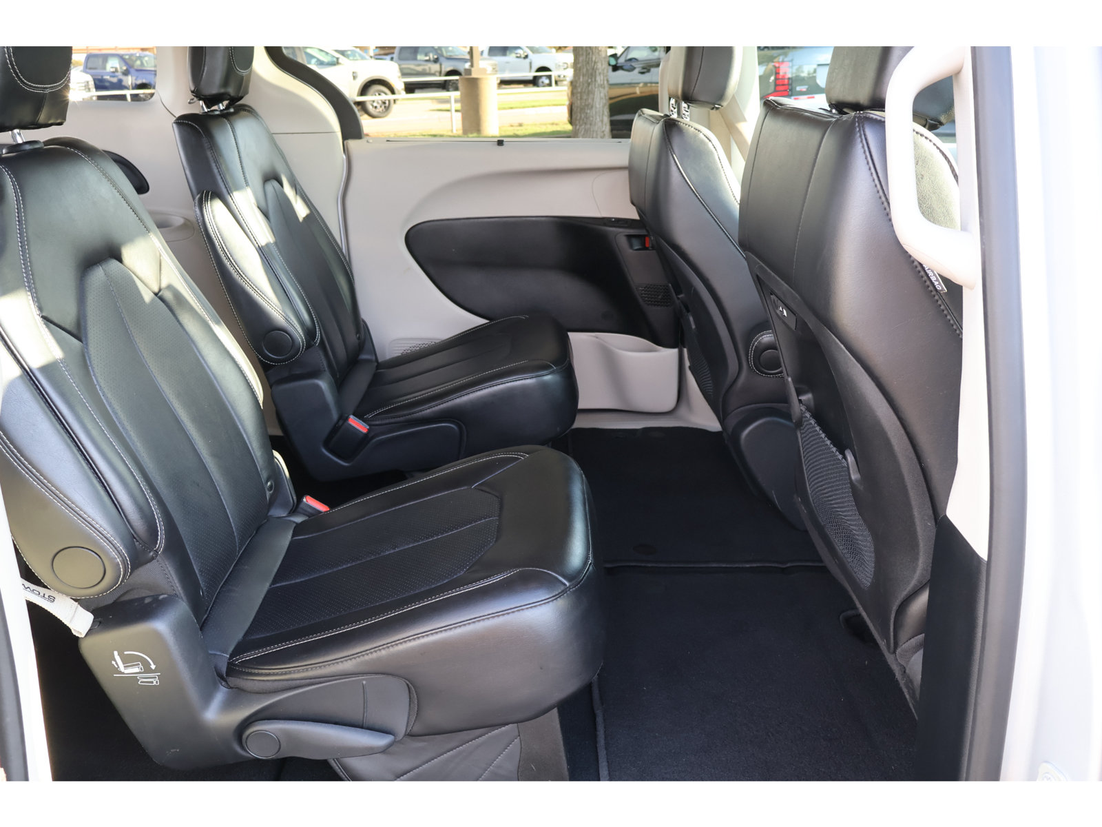 Used 2024 Chrysler Pacifica Touring-L FWD image 16