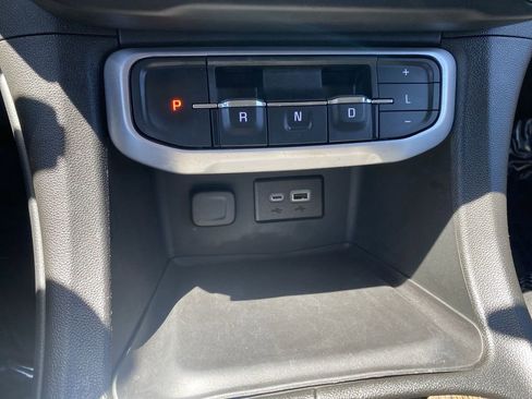 Used 2023 GMC Acadia SLE w/ Driver Convenience Package FWD image 15