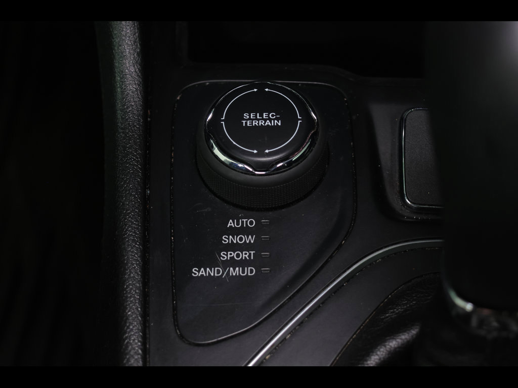 Used 2019 Jeep Cherokee Latitude Plus w/ Comfort/Convenience Group AWD/4WD image 23