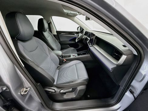Used 2026 Volkswagen Tiguan SE FWD image 31