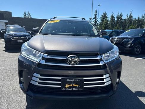 Used 2017 Toyota Highlander XLE AWD/4WD image 2