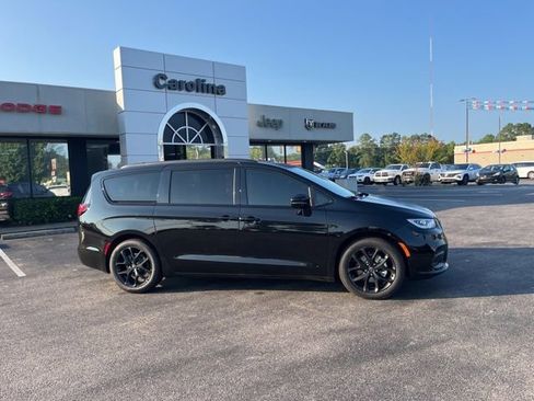 New 2026 Chrysler Pacifica Limited w/ S Appearance Package image 2