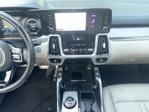 Certified 2022 Kia Sorento SX Prestige w/ Panoramic Sunroof Package image 12