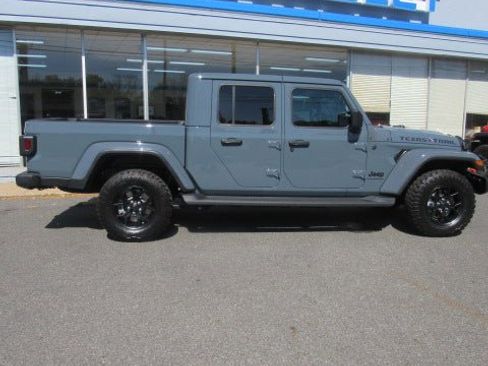 Used 2025 Jeep Gladiator Sport image 2
