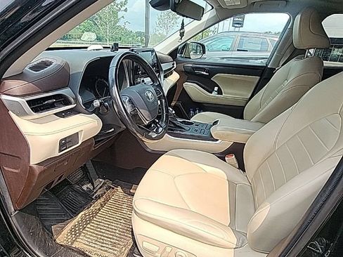 Used 2021 Toyota Highlander XLE AWD/4WD image 7