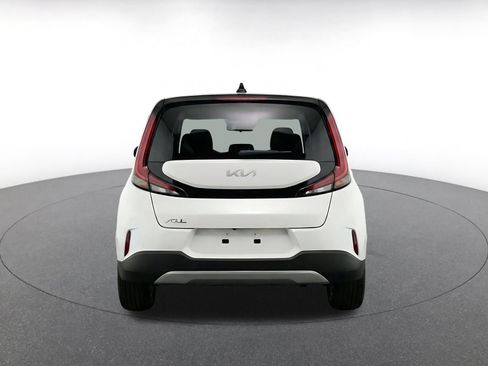 Used 2025 Kia Soul LX w/ LX Technology Package FWD image 8