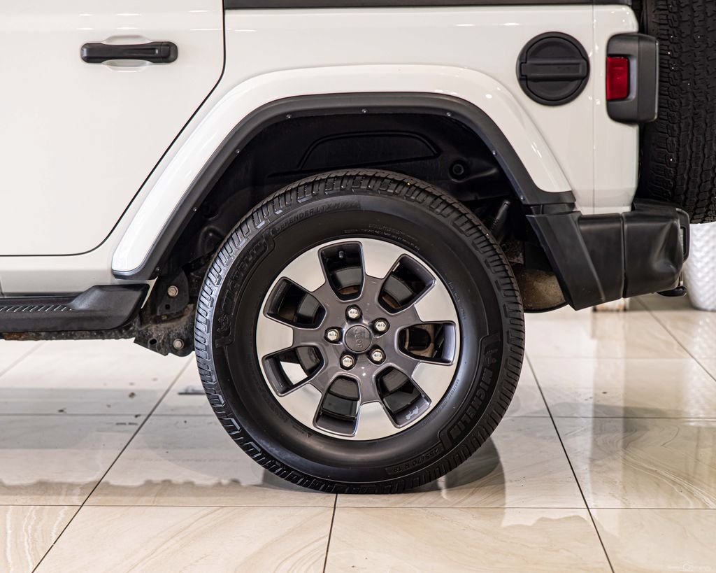 Used 2018 Jeep Wrangler Unlimited Sahara w/ Dual Top Group AWD/4WD image 7