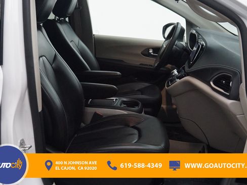Used 2023 Chrysler Pacifica Touring-L FWD image 8