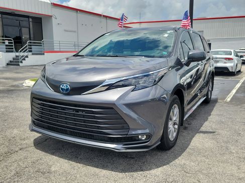 Used 2025 Toyota Sienna XLE FWD image 6