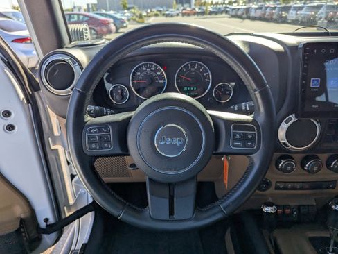 Used 2016 Jeep Wrangler Unlimited Rubicon w/ Connectivity Group AWD/4WD image 15