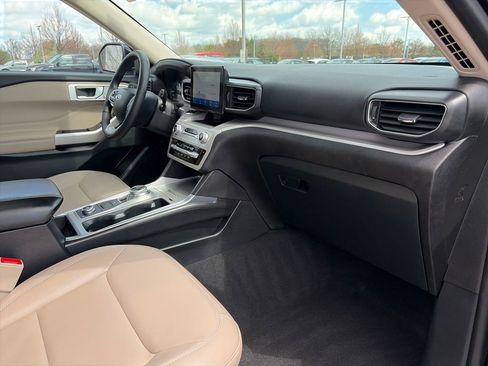 Used 2024 Ford Explorer XLT w/ Equipment Group 202A image 10