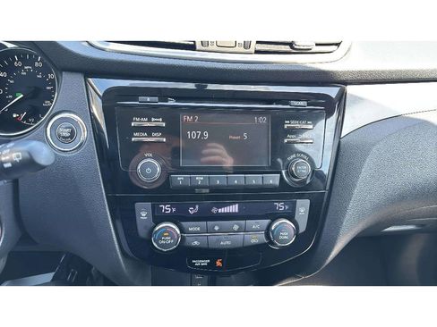 Used 2016 Nissan Rogue SV image 16