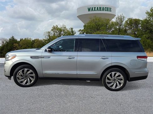 Used 2023 Lincoln Navigator Reserve image 3