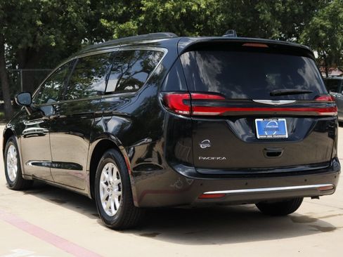 Used 2022 Chrysler Pacifica Touring-L FWD image 6