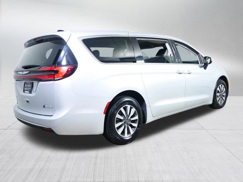 Used 2023 Chrysler Pacifica Touring-L image 7