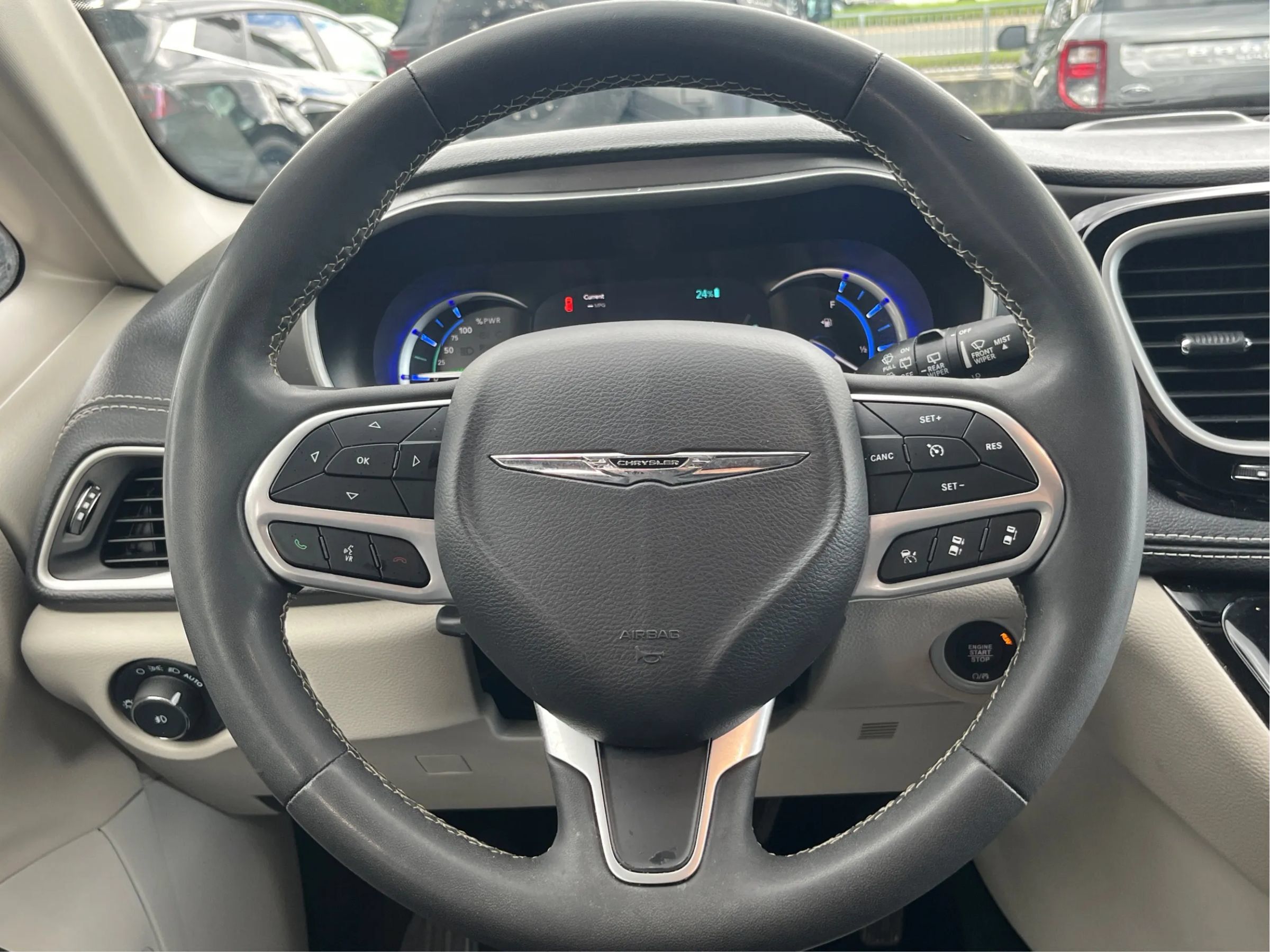 Used 2024 Chrysler Pacifica Limited FWD image 17