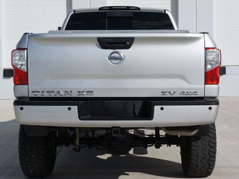 Used 2018 Nissan Titan SV w/ SV Convenience Package image 12