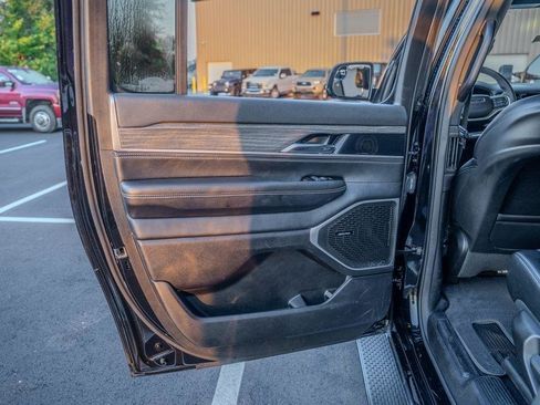 Used 2024 Jeep Wagoneer L Series II w/ Flexible Seating Group AWD/4WD image 17