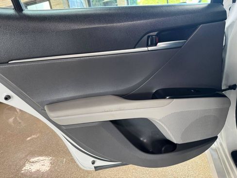 Used 2018 Toyota Camry LE FWD image 14