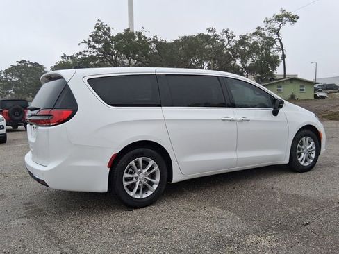 Used 2026 Chrysler Pacifica Select image 7