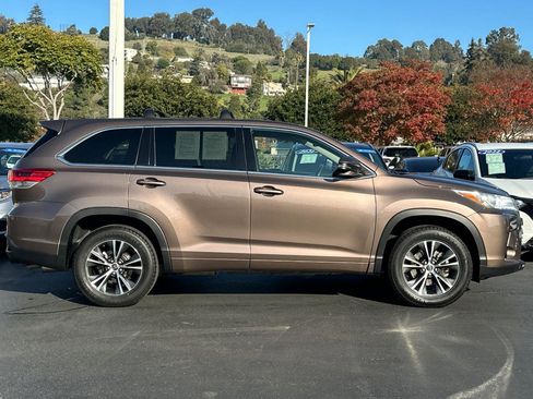 Used 2018 Toyota Highlander LE w/ Carpet Mat Package (TMS) image 2