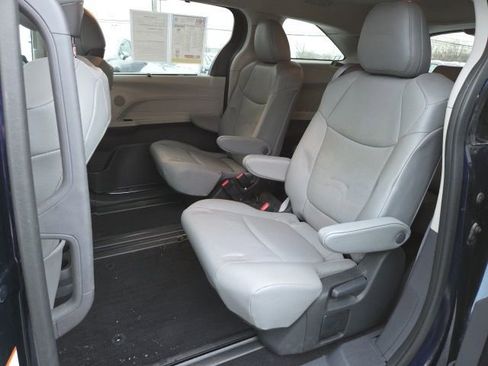 Used 2022 Toyota Sienna XLE image 11