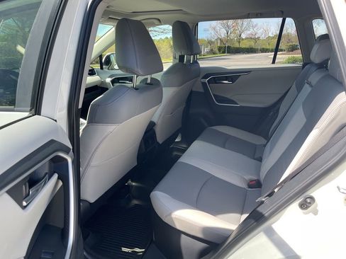 Used 2022 Toyota RAV4 XLE Premium image 8